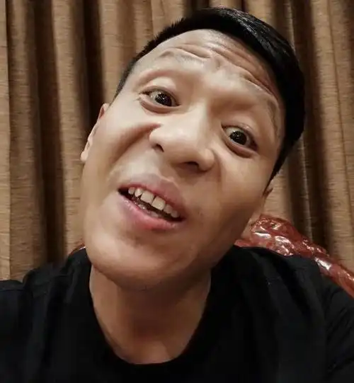 宋小宝:我年轻时帅如蔡徐坤,吃瓜:我不信,看到18岁照片:我信