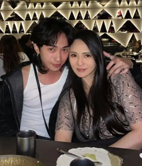 庾澄庆儿子庾恩利晒女装照,一身超短裙眼神迷离,网友:儿女双全