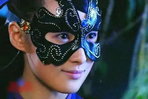 馥雅戴金色的面具贵气奢华十足,只是剧中人设是一个装嫩的玛丽苏公主