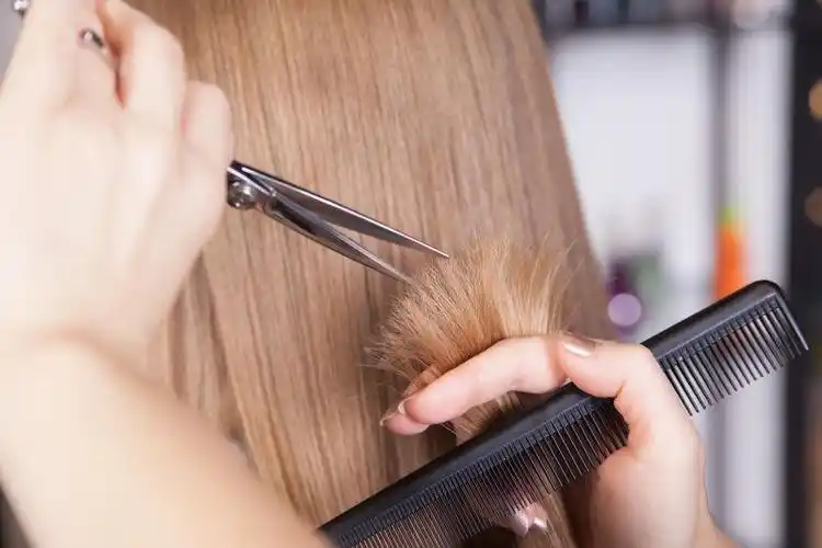 理发师为长发美女修剪发尾