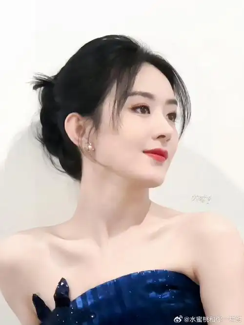 赵丽颖蓝色条纹抹胸长裙造型##赵丽颖燕之屋直播##陪赵丽颖奔赴靡一