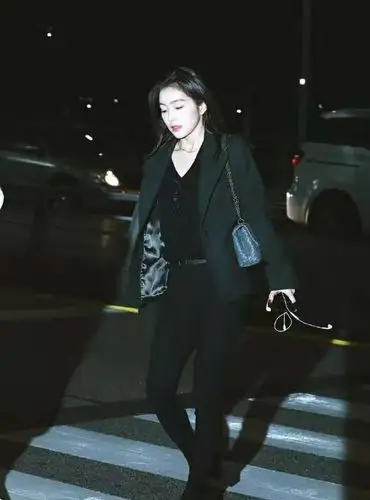 裴珠泫活动出席,高腰连衣裙显腿长