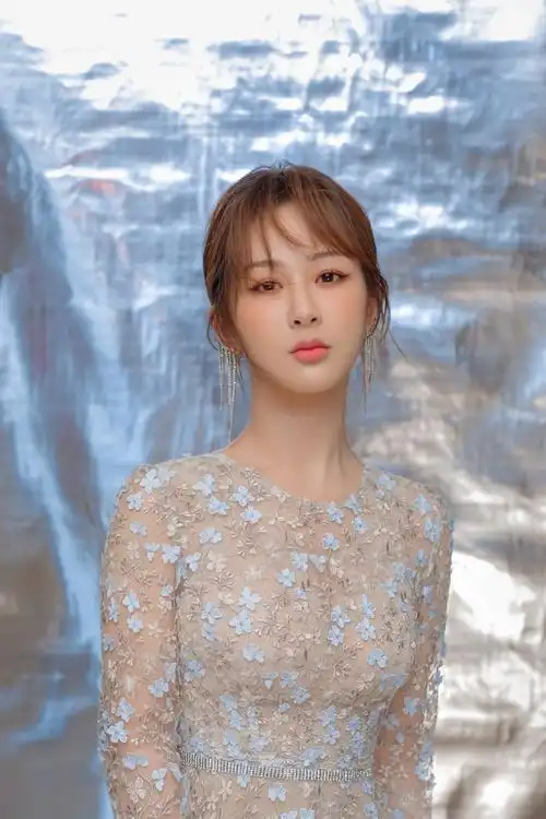 杨紫甜美礼服性感写真图片