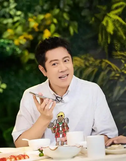 55岁蔡国庆晒二胎正脸照,5岁庆宝浓眉大眼像爸爸,比哥哥还帅气