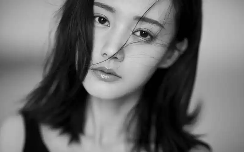 李一桐性感黑白写真图片-美女壁纸-高清美女图片-第9图-娟娟壁纸