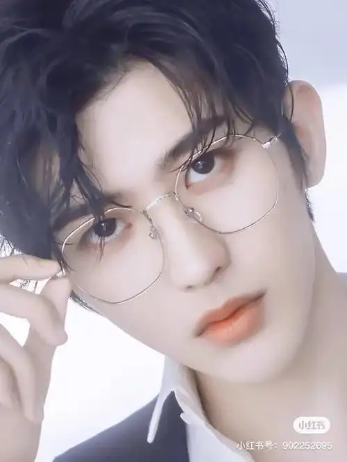 戴着眼镜的坤坤好帅呀!