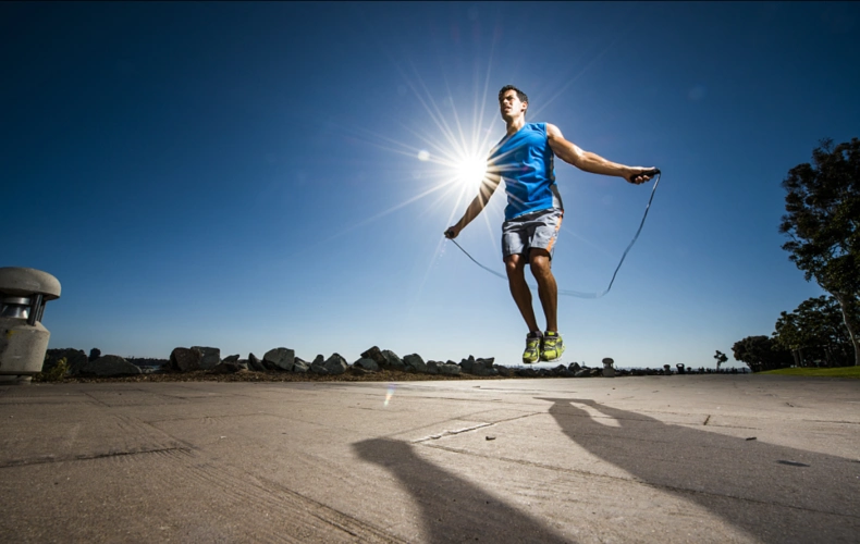 有氧运动中跳绳也是很好的减肥训练之一