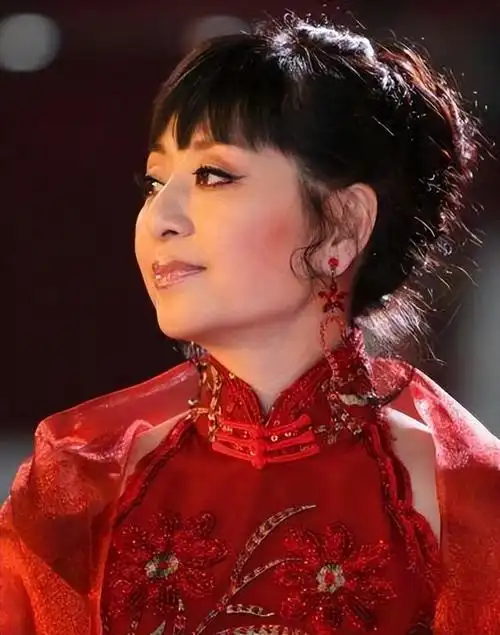 歌唱家殷秀梅:32岁闪婚闪离后,42岁再嫁法国丈夫,66岁无儿无女