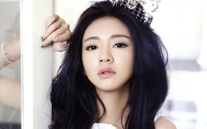 美女安以轩电脑壁纸_气质美女安以轩