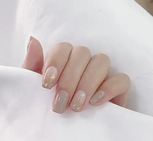 适合秋冬的温柔奶茶色美甲,显手白还细长,配浅色大衣太温柔!