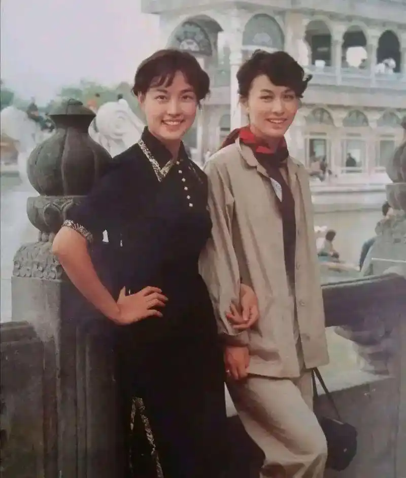 70年代,刘晓庆和日本女演员栗原小卷的合影,照片中刘晓庆穿着一身黑色