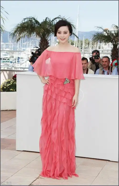 范冰冰着valentino粉色露肩纱裙出席第63届戛纳电影节