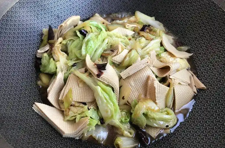 原创大白菜炒豆片一道经典的家常素菜不放肉也照样好吃