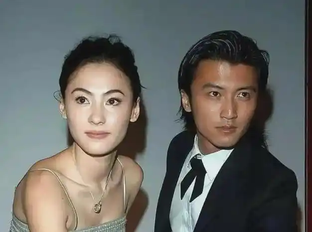 张柏芝公开第三胎亲子鉴定报告谢霆锋成父亲王菲三角恋