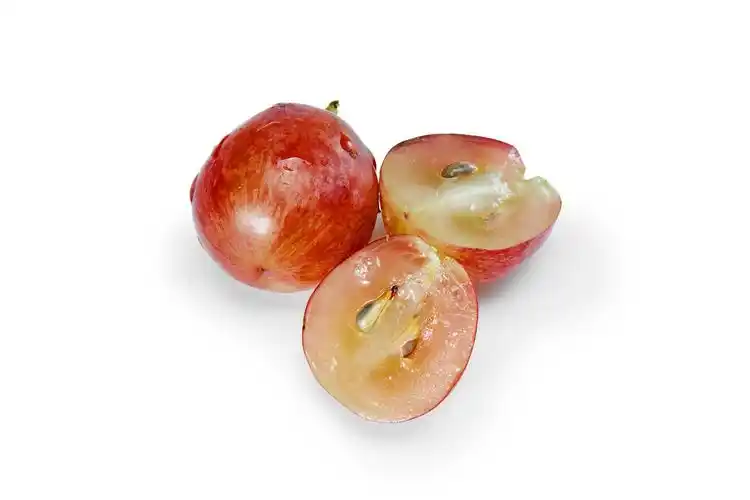 白底新鲜水果可口三颗红提切开葡萄提子葡萄