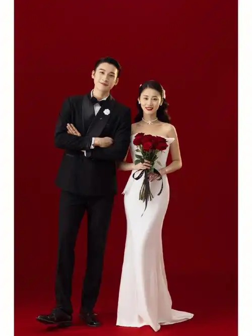 好喜欢我的红色背景婚纱照爸妈逢人就夸