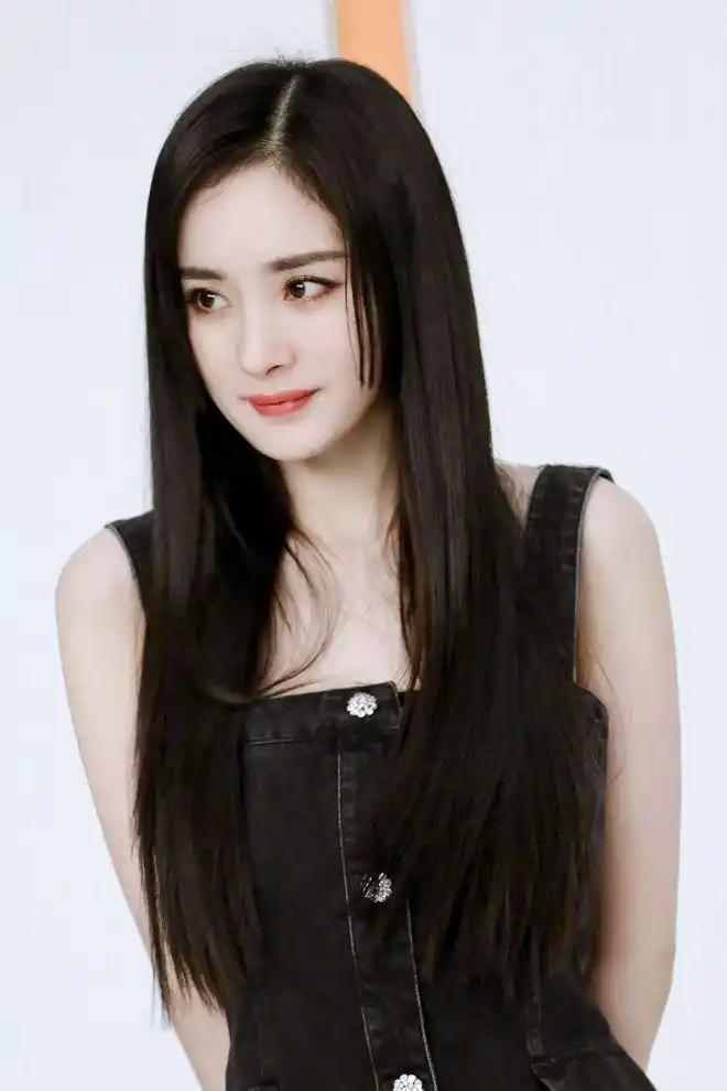 被杨幂的新造型美到了!长发飘飘尽显玲珑身材,35岁脸蛋好迷人