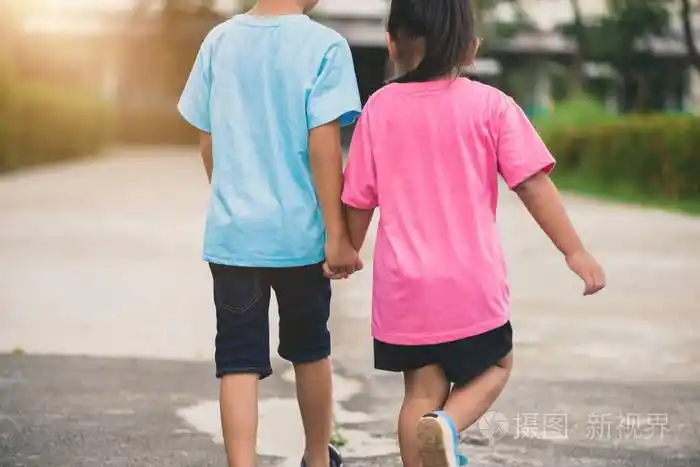后的看法小亚洲兄弟姐妹走在手牵手热爱家庭观念