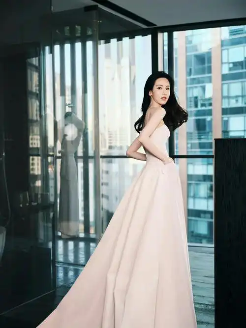 陈都灵淡粉长裙造型