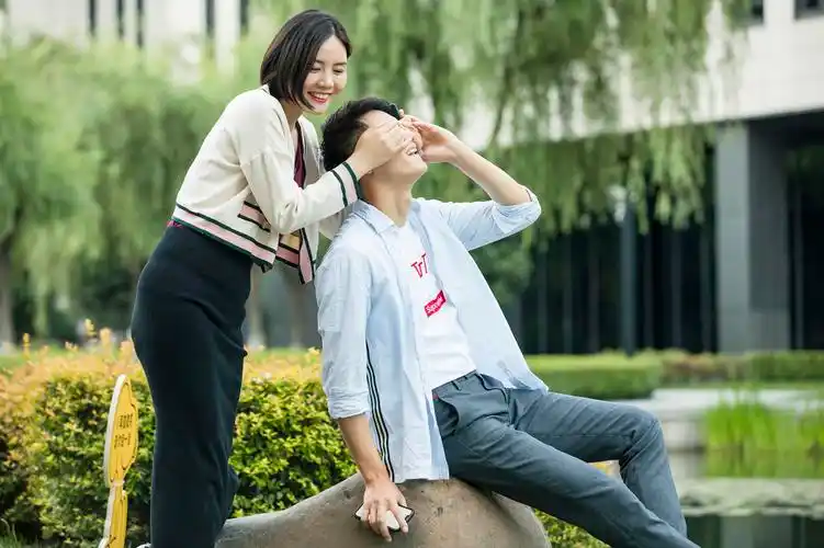 青年情侣约会图片