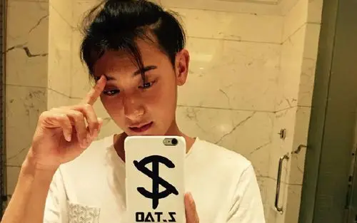 黄子韬素颜苹果头自拍 称战友是最大的动力!