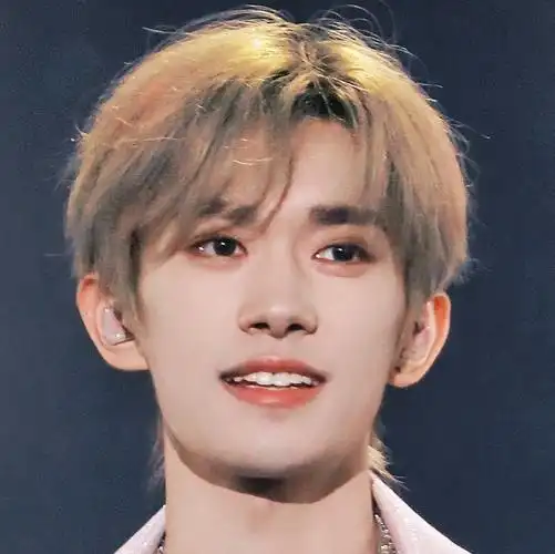 易烊千玺超话#易烊千玺十稔终章皆成序#眼睛里装满了小星星78就连