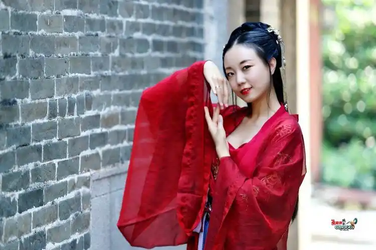 古装红衣美女龙虾