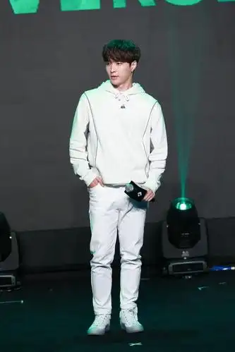 张艺兴穿搭:白色卫衣搭配converse帆布鞋阳光大男孩