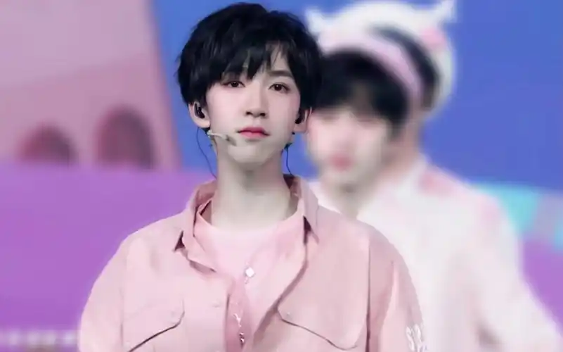 时代少年团贺峻霖看了物料哭到不行真的心疼我们家小孩贺峻霖是全世界