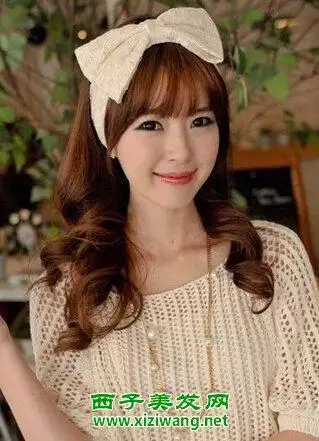 色的中长发卷发发型,减龄修颜又有镜头感,是一款好看的女生齐刘海发型