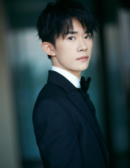 易烊千玺正装照系列,像漫画中走出的王子,邻家男孩初长成