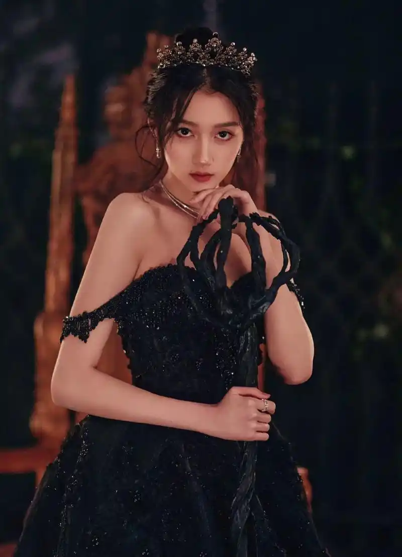 关晓彤壁纸身穿黑色亮钻礼服性感飒气的风格充满着浪漫气息
