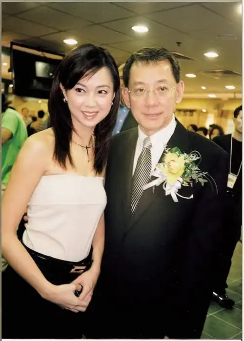 5亿物业,她的传奇丝毫不弱甘比,还曾被谢贤追