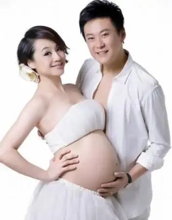 曹颖公开大肚写真穿抹胸为杂志拍摄封面照