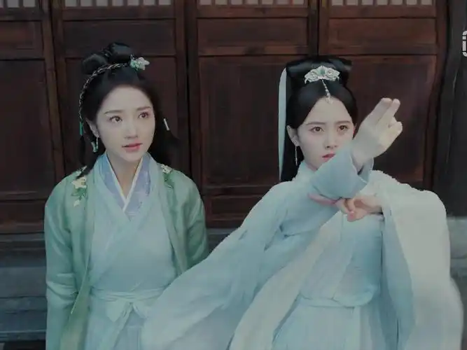 鞠婧祎,肖燕,于朦胧,裴子添颜值都不低,裴子添还是那种轮廓型,清朗挂