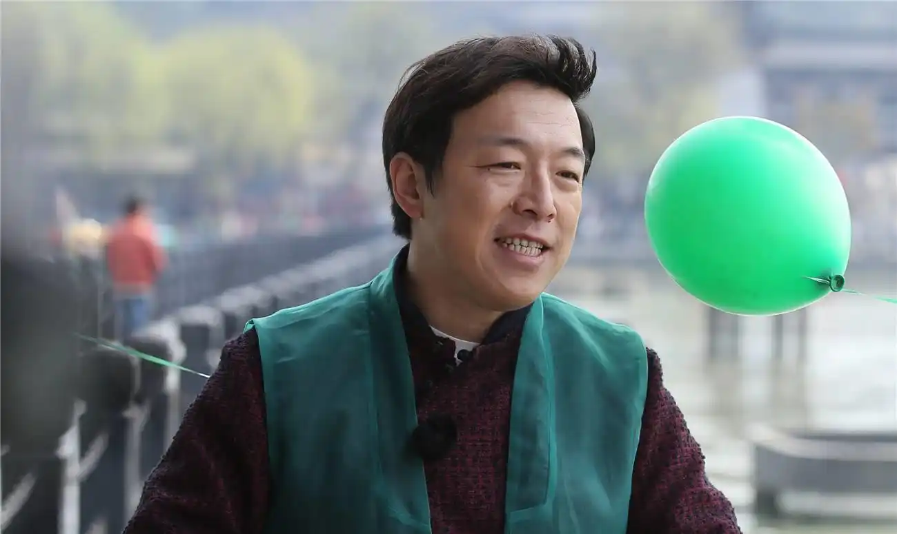 黄渤做客《向往》,问张艺兴为何还不找女朋友,张艺兴反应笑翻全场