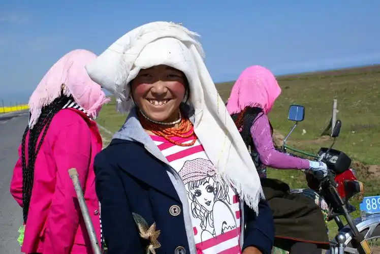 老郭作品:《青海湖畔的女人》2008