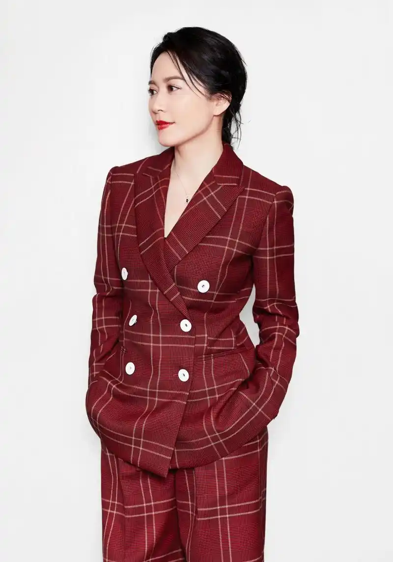 原创67俞飞鸿终于不低调红色西装美到骨子里48岁穿的有品位