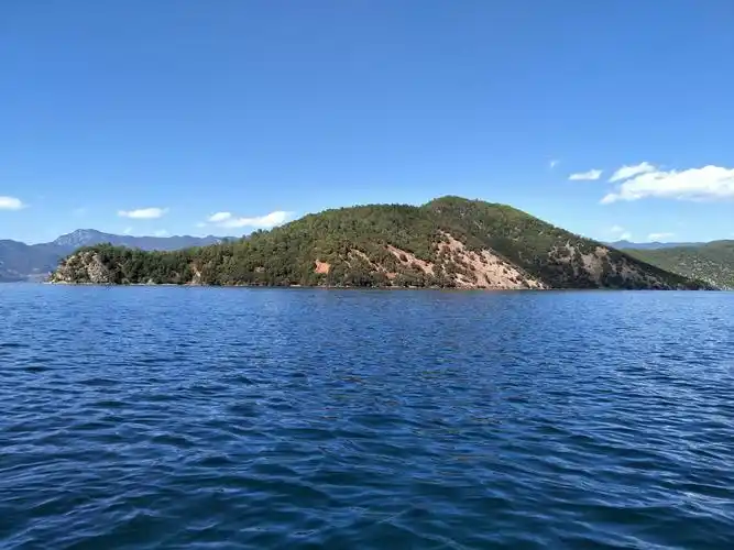 它的颜色也在不断变化,这是午后的泸沽湖,天空和湖水都变成了深蓝色