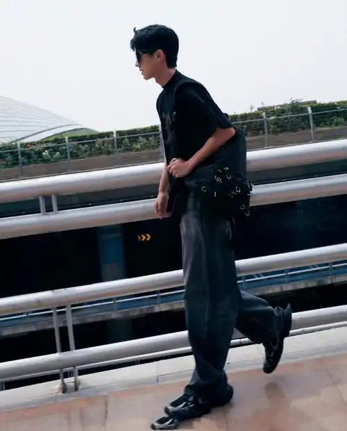 刘昊然今日现身机场启程巴黎,一身巴黎世家全黑搭配,黑t搭配黑色牛仔