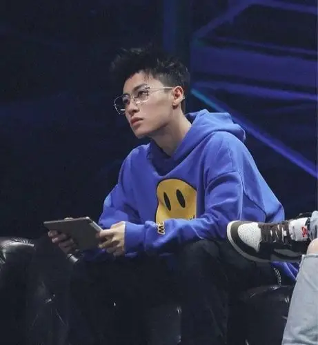 说唱季谁是最会穿的说唱rapper小鬼白t配大金链爷们范十足