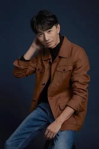 没想到给神尊配音的郑希老师也这么帅.