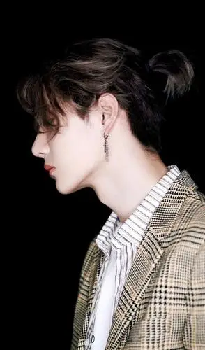 长发王一博小合集:真的让人感觉好温柔啊!也有酷酷的!