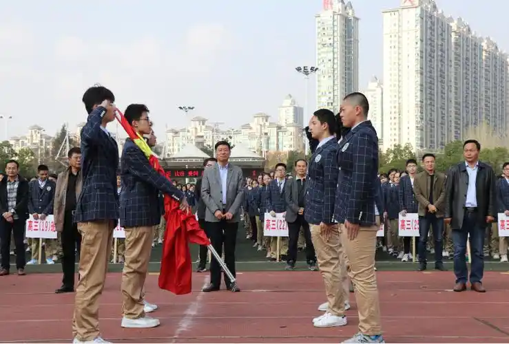 与国旗共同成长将责任代代相传合肥八中举行国旗护卫队交接仪式