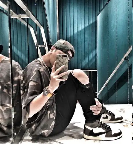 罗志祥近期穿搭型录帅翻天上脚限量联乘还能原价购