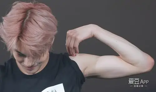 ▼作为长身line成员的世勋,身材虽然比较瘦削,但人家该有的地方都有