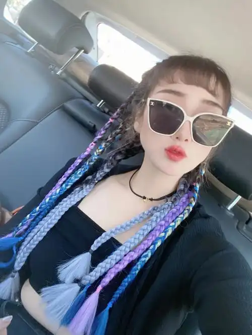 姐一定要去夜市编脏辫五花八门的颜色和假发任你选择可以编满头脏辫