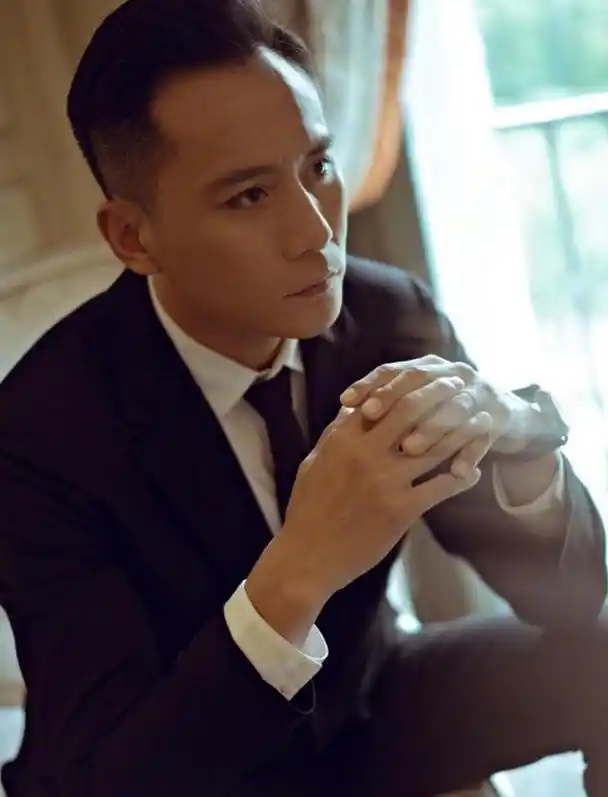 40岁刘烨尽显男神魅力,尽显成熟男人的魅力!他是瘦脸变成了巨头