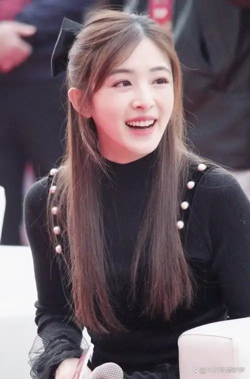 张含韵的奶欲更勾人,36岁依旧童颜,身材却饱满成熟韵味满满