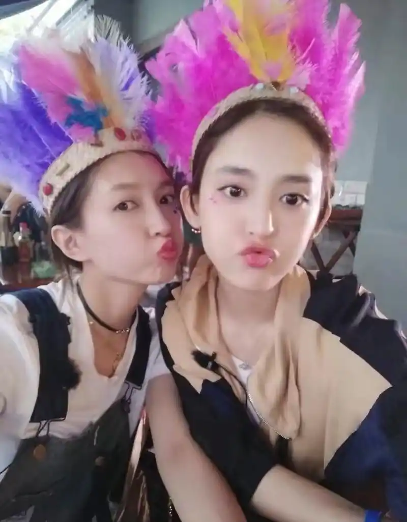 江疏影与古力娜扎久违同框,美丽百分百一人一人一半